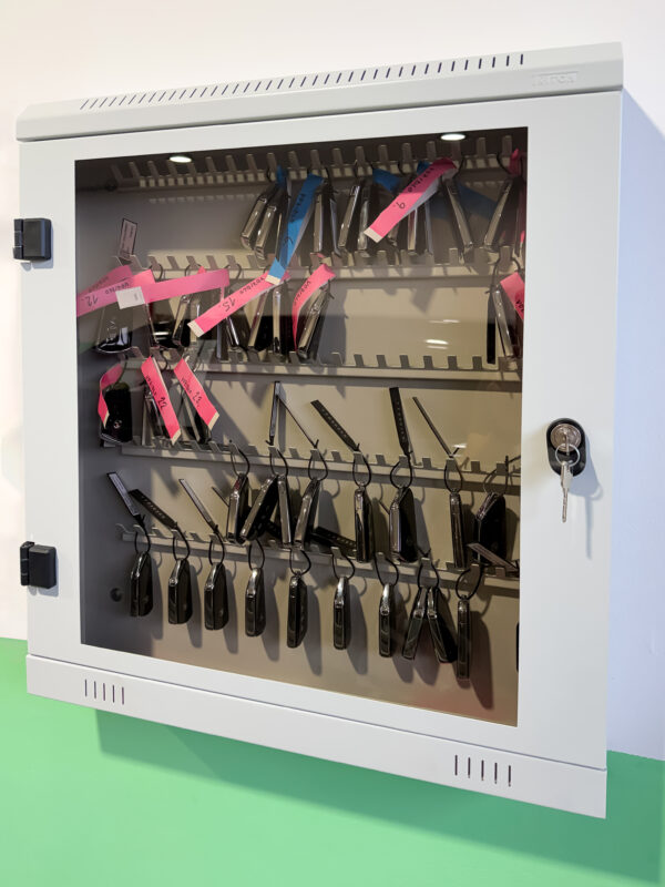 100 hooks - Glass door - Image 5